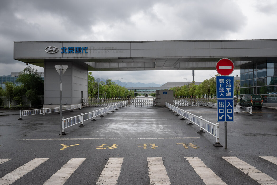 位於中國重慶的原現代汽車工廠的正門上方，在漢字旁邊，用英文寫著「新思維，新可能」的標語。