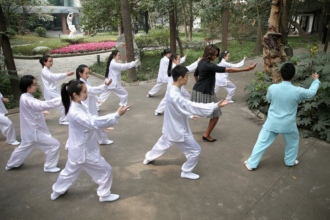 2014年，中國成都，第一夫人米歇爾·歐巴馬與高中生一起學習太極拳。