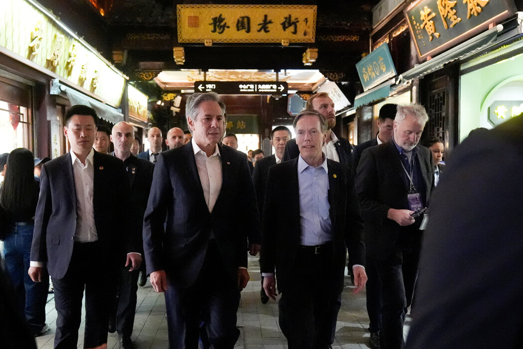 週三，美國國務卿布林肯與美國駐華大使伯恩斯在上海豫園。