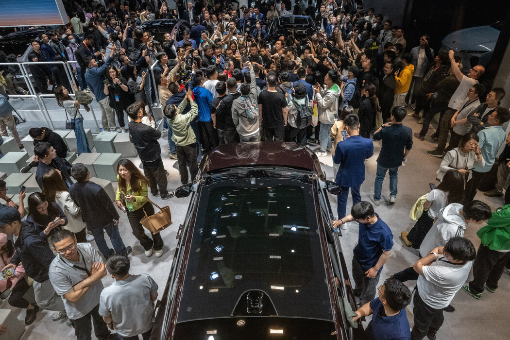 上週四,在北京車展開幕式上,蔚來汽車的展台前人頭攢動。