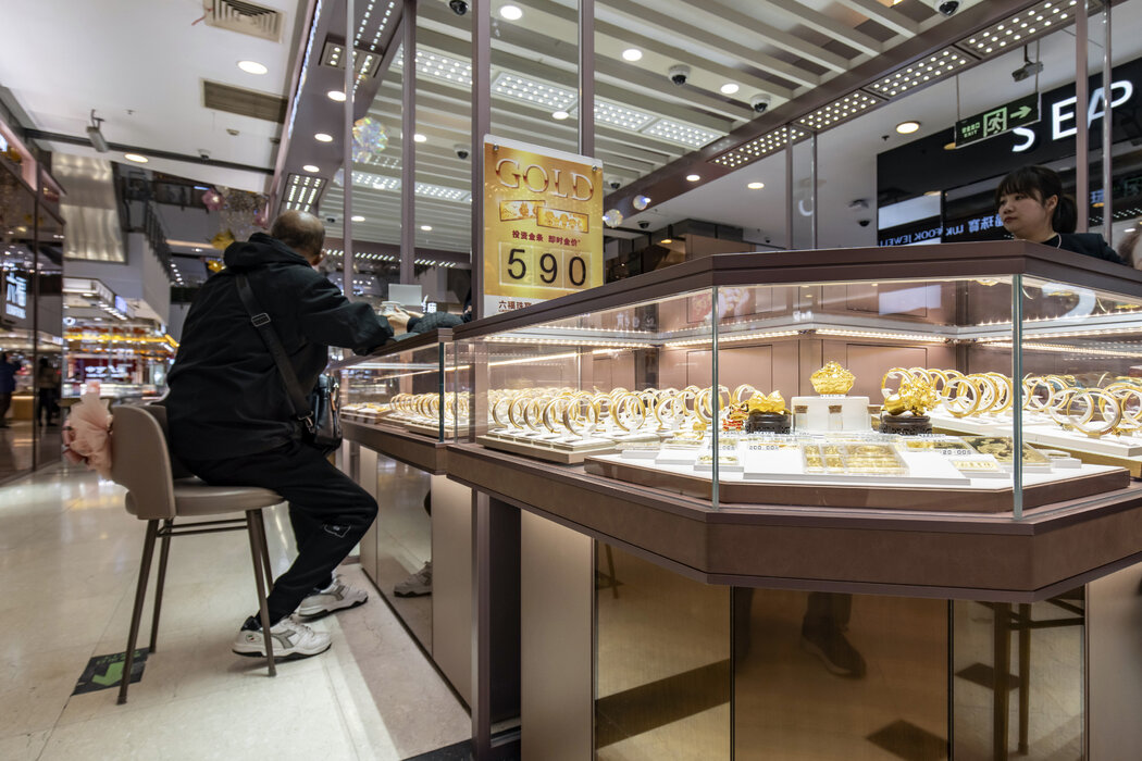 上海一家六福珠寶店裡的顧客，攝於今年3月。