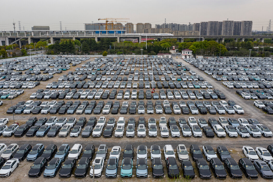 大眾汽車存放在上海的待售汽車,攝於去年。該公司一半的利潤來自中國。