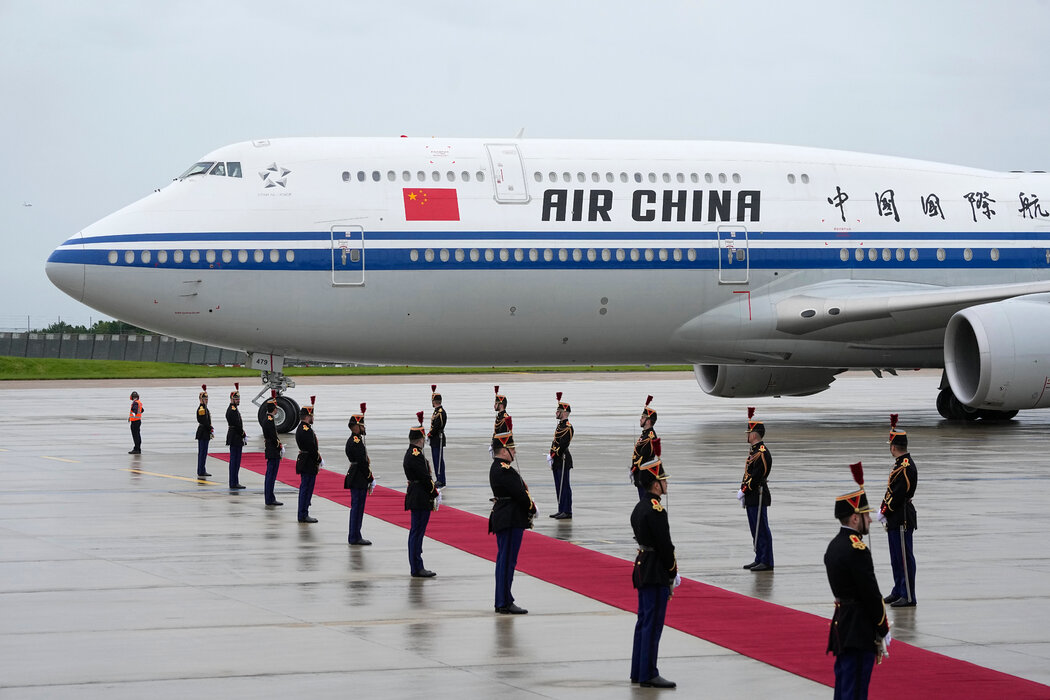 中國國家主席習近平乘坐的專機於週日抵達巴黎南部的奧利機場。