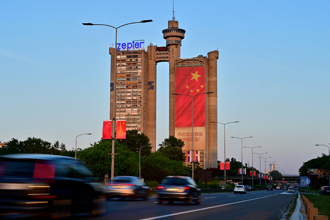 習近平即將訪問塞爾維亞之際，貝爾格勒一處地標建築上掛出了中國國旗。