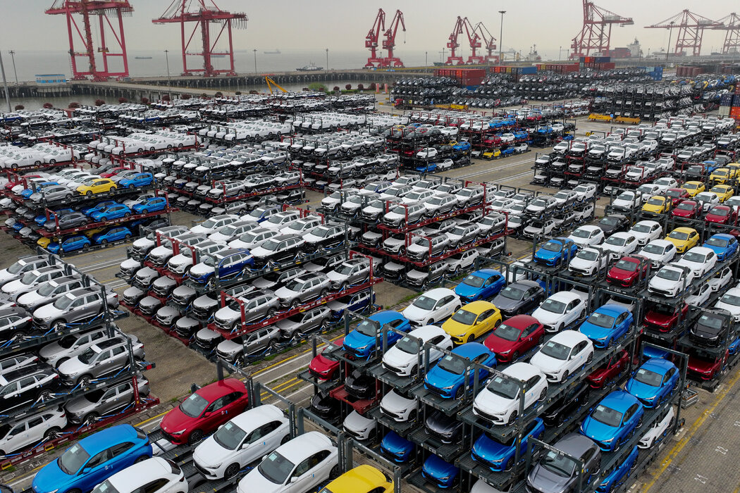 中國蘇州，準備出口的電動汽車。中國在電動汽車領域的主導地位令競爭對手憂心忡忡。