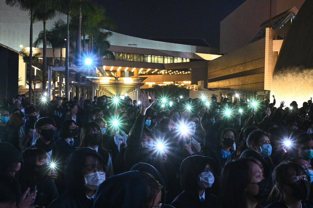 2019 年，人們在香港的民主集會上高唱《願榮光歸香港》。