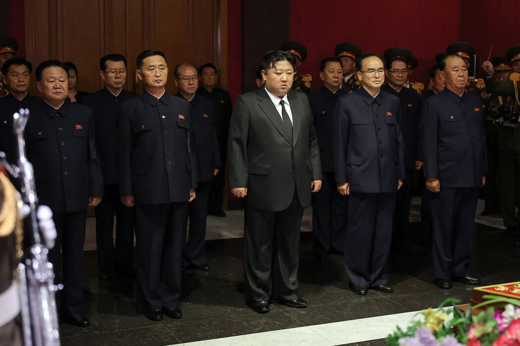 朝鮮國家媒體發布的一張照片顯示，朝鮮統治者金正恩（中）在平壤為週二去世的金己男舉行的葬禮上。