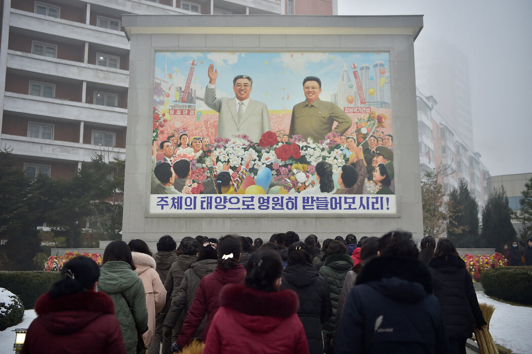 今年早些時候,在平壤,人們在已故朝鮮領導人金日成和金正日的馬賽克畫像前表示敬意。