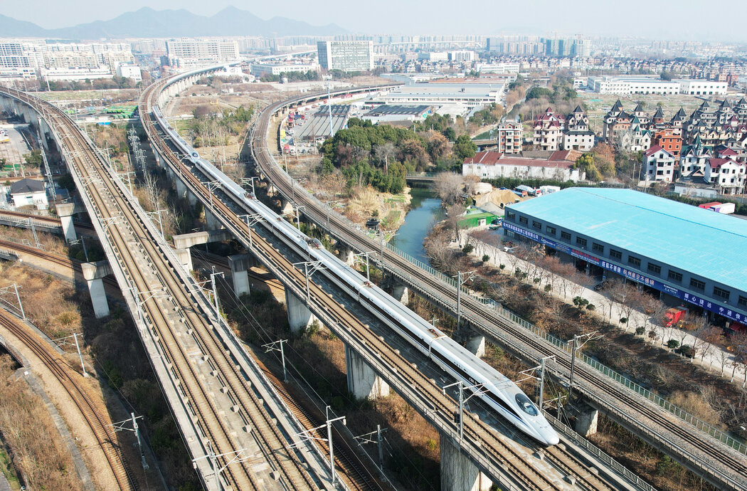 一月份在中國杭州運行的高速列車，該市三條高鐵列車線路將於下月提高票價。
