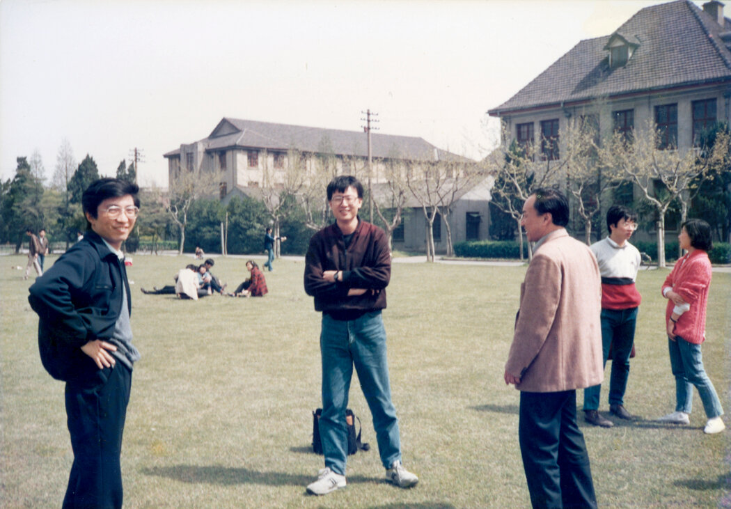 1988年5月,王滬寧(左)在上海復旦大學。