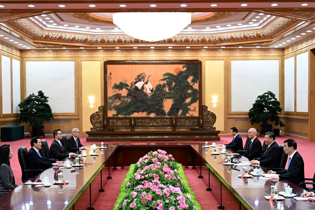 4月,由中國官媒公布的照片顯示,在與台灣前總統馬英九會談期間,王滬寧就坐在習近平左側。