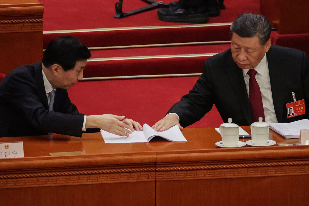 3月,在北京召開的全國人民代表大會上,王滬寧與習近平在一起。