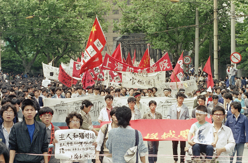 1989年5月,上海的示威者呼籲更多民主,此時距離全國範圍內血腥鎮壓抗議運動還有數週時間。