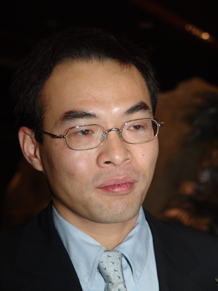 2004年的覃輝,他於2023年10月被捕。