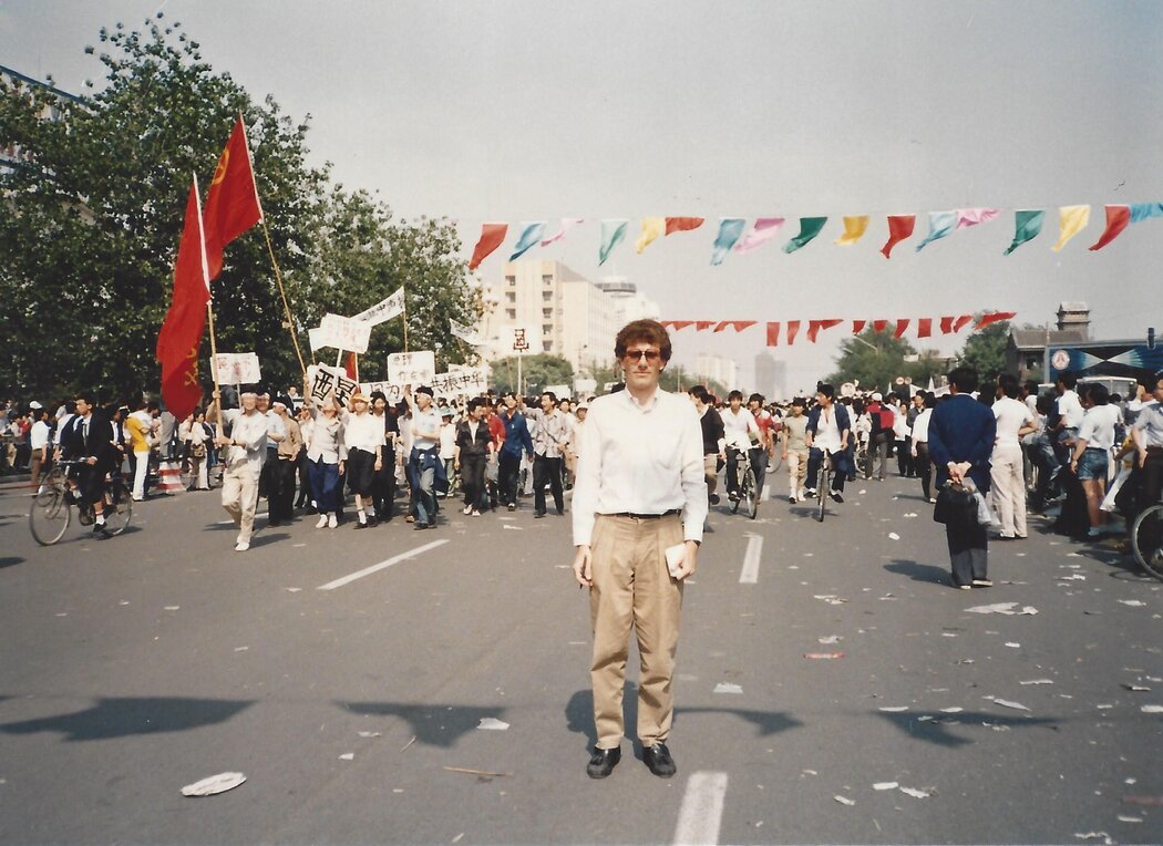 1989年,紀思道在北京報導學生前往天安門廣場的遊行。