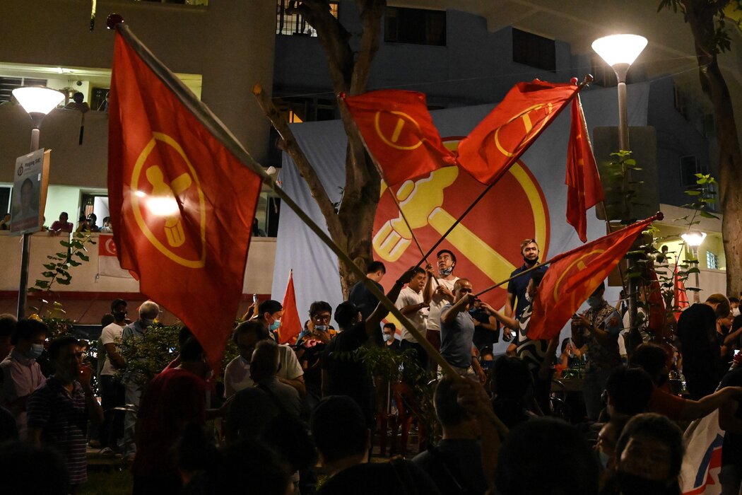 新加坡工人黨的支持者在等待2020年的選舉結果。當年,反對黨贏得的國會席位比以往任何時候都多。