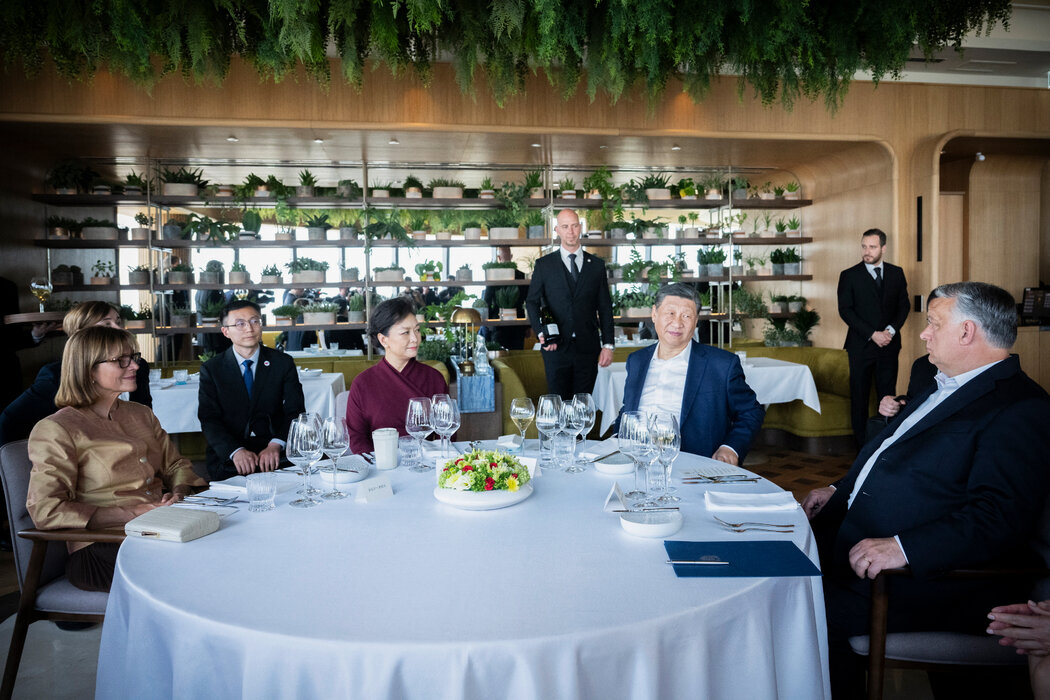 歐爾班和夫人安妮科·萊瓦伊與習近平和夫人彭麗媛在布達佩斯的一家餐廳。