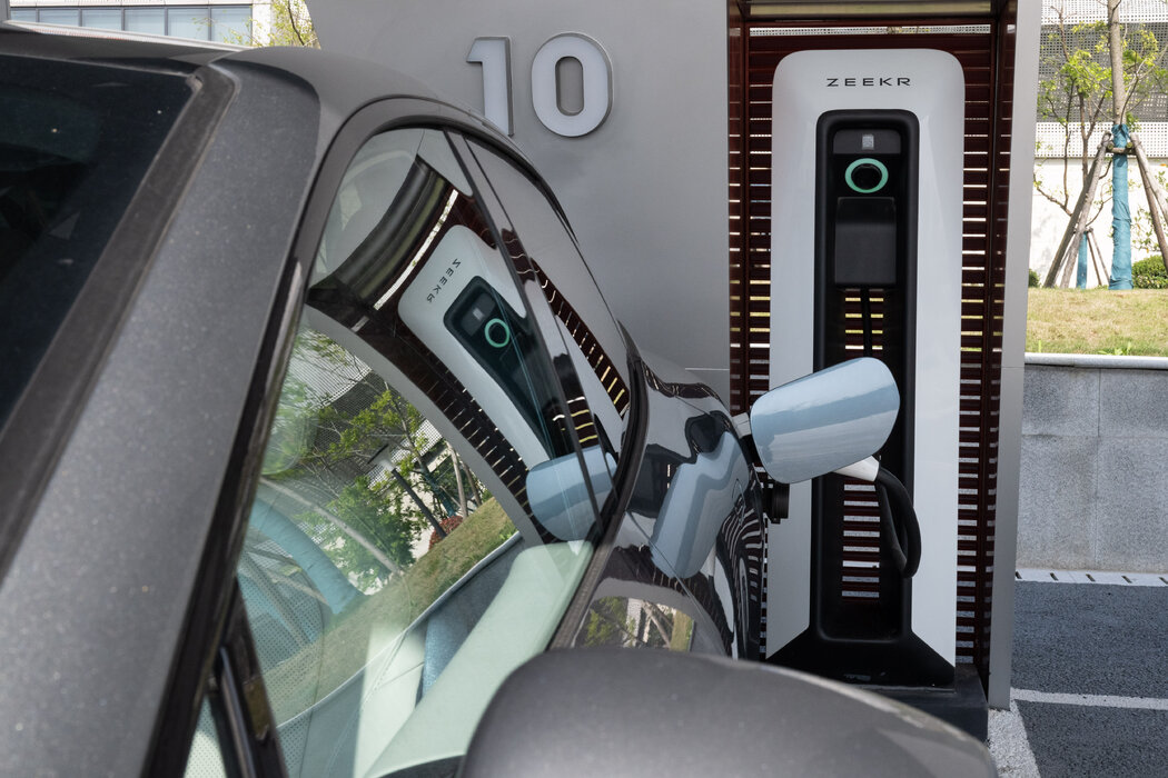 中國寧波極氪電動汽車工廠的充電站。