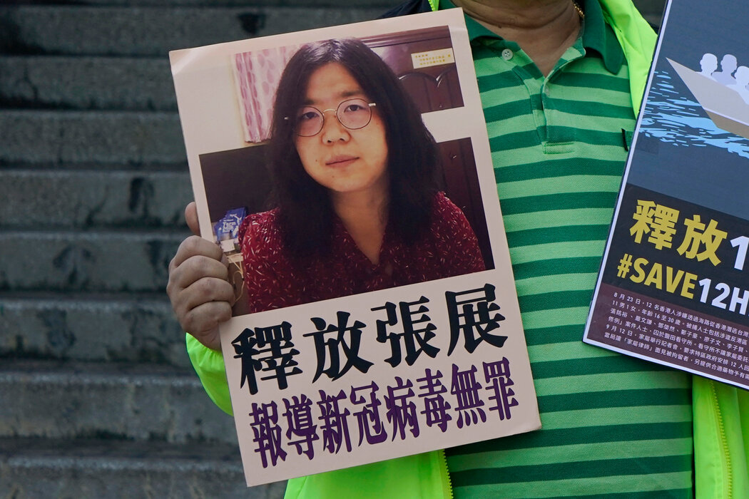 2020年，香港一名民主活動人士在中聯辦外舉著要求釋放張展的標語。