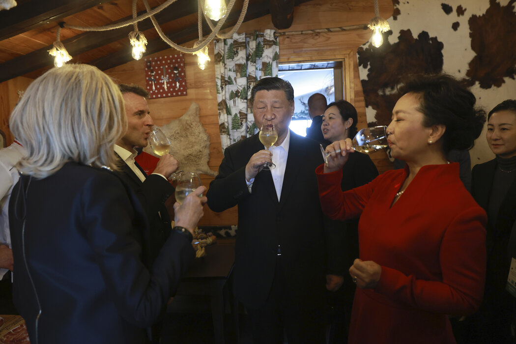 在訪問法國期間,習近平受到了馬克宏總統的美酒佳肴款待,並在比利牛斯山脈停留。