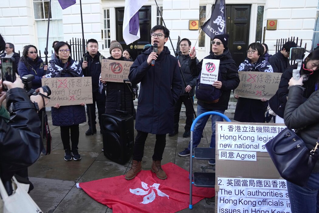 3月,逃離香港到英國定居的鐘翰林在倫敦抗議香港的國家安全法。