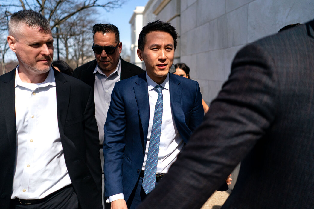 TikTok首席執行官周受資在華盛頓的聽證會上,議員們逼問這名新加坡人是否申請過中國公民身份。