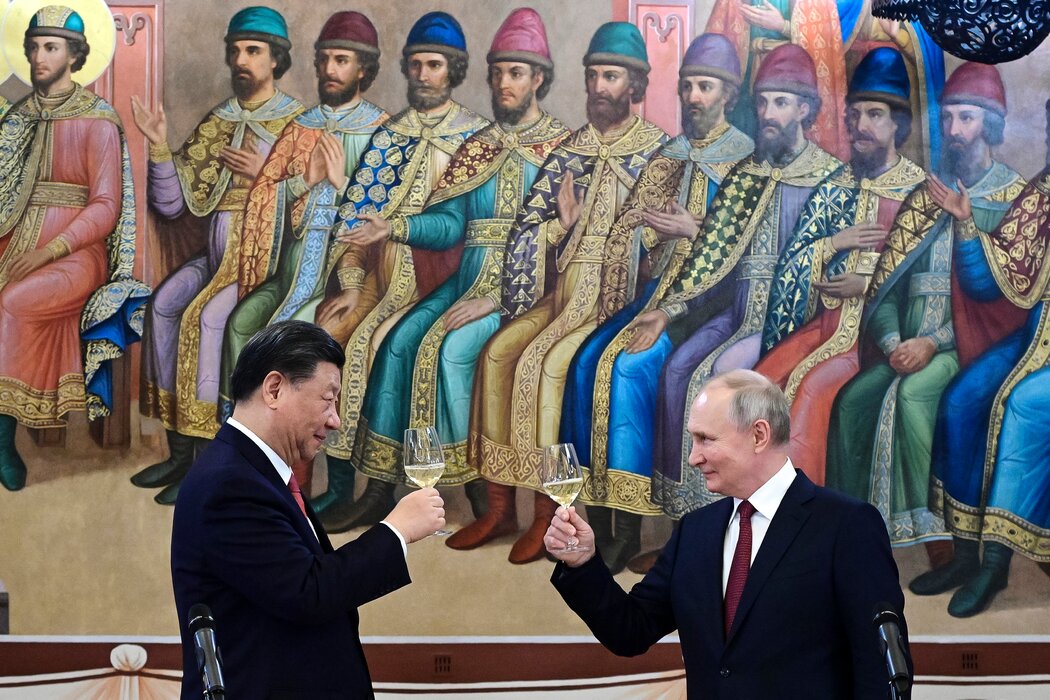 俄羅斯國家媒體提供的一張照片顯示,2023年,習近平和普丁在莫斯科克里姆林宮舉行的晚宴上祝酒。
