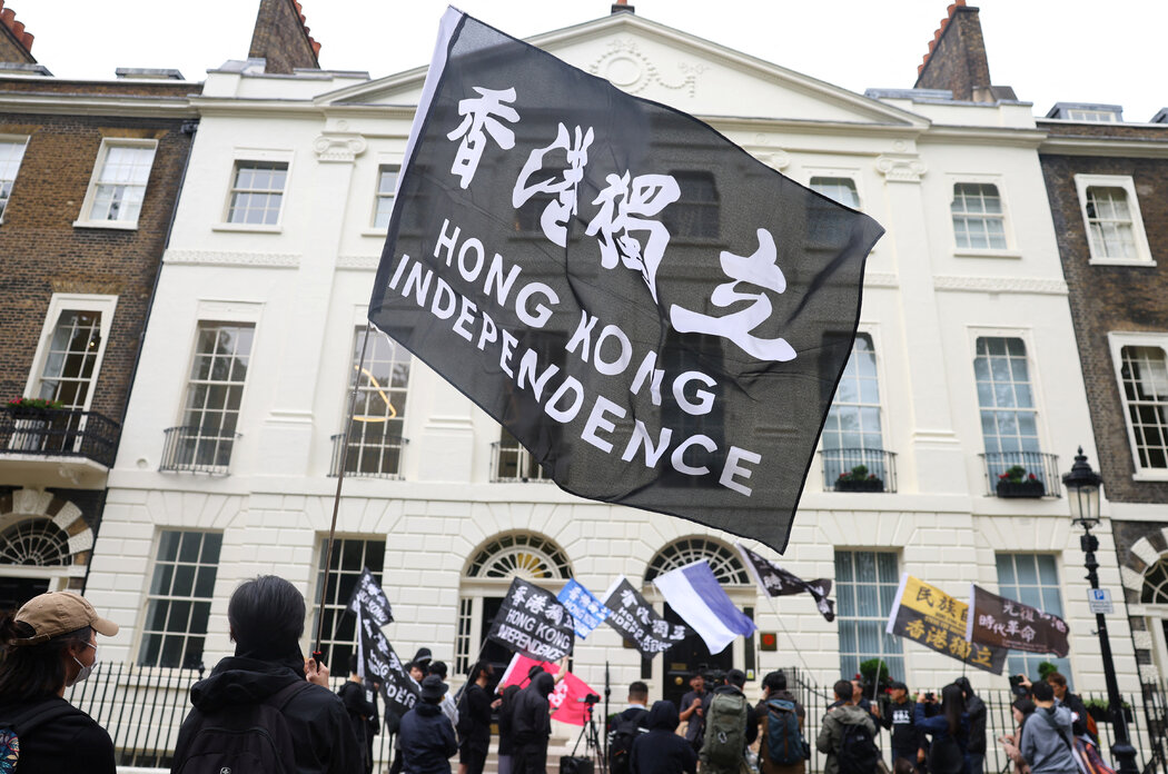 三名被控協助香港駐英國情報機構的男子被捕後，週二在香港駐倫敦經貿辦外的抗議者。