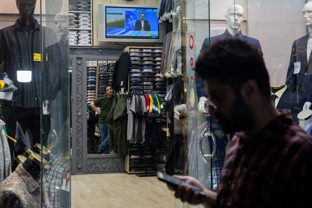 在德黑蘭的一家服裝店內,電視機正在播放新聞頻道關於伊朗總統乘坐的直升機墜毀的報導。
