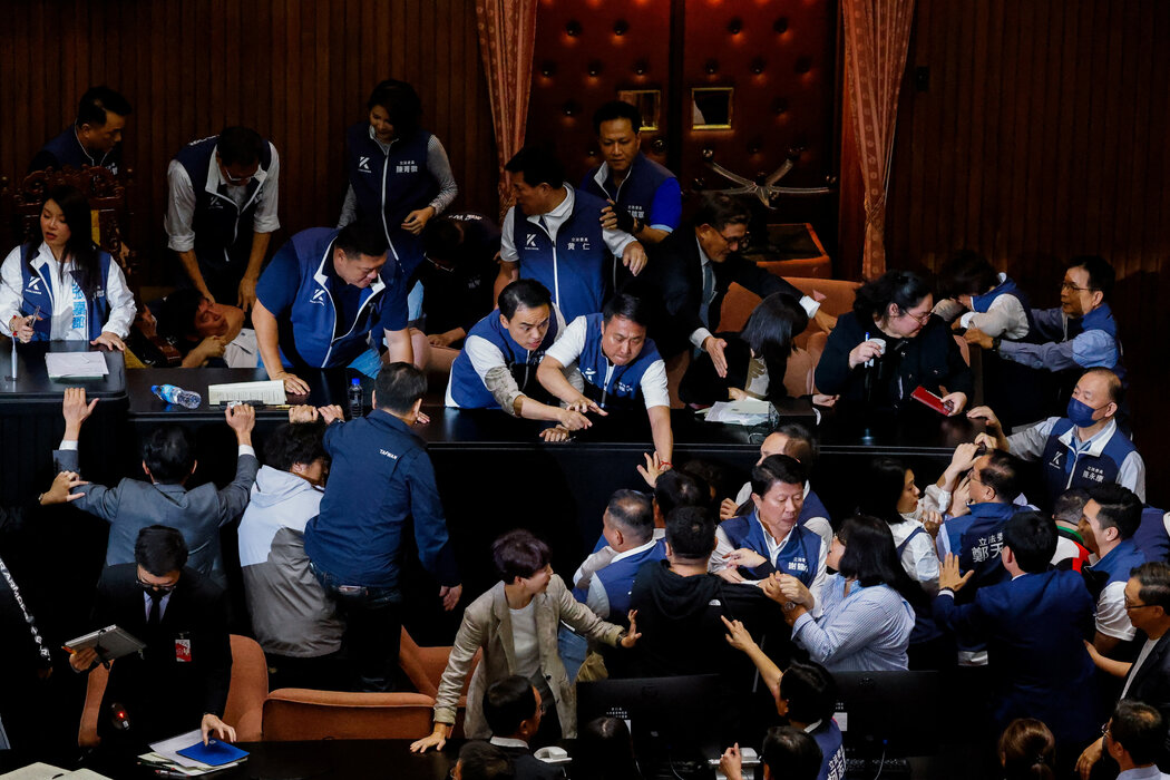 週五,台灣議員在台北的立法會會議上爭論。