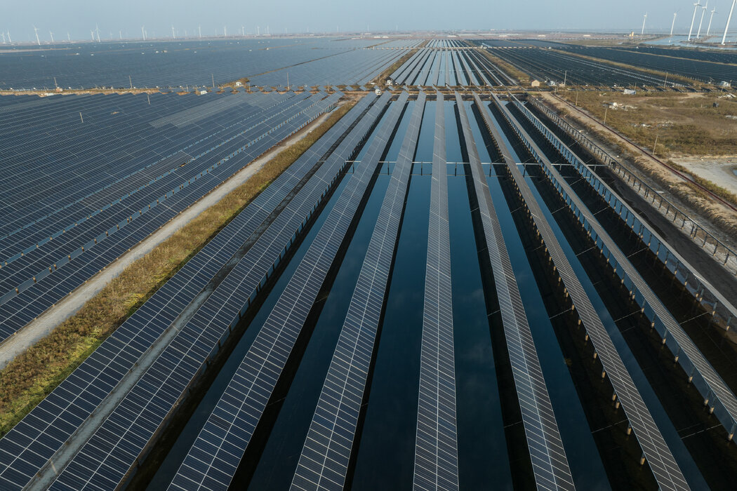 濰坊的一個太陽能和風電場。中國控制著全球太陽能電池板製造各個環節80%以上的生產。