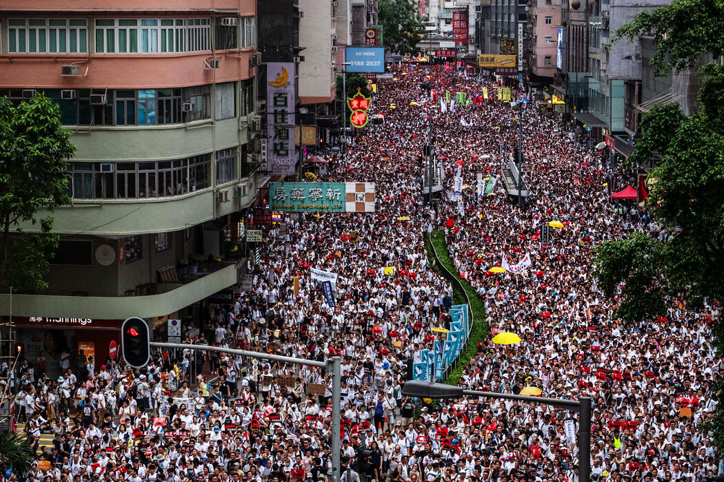 2019年，香港居民抗議擬議的引渡法。中國於2020年在香港實施國家安全法，賦予當局權力鎮壓對北京的反抗。