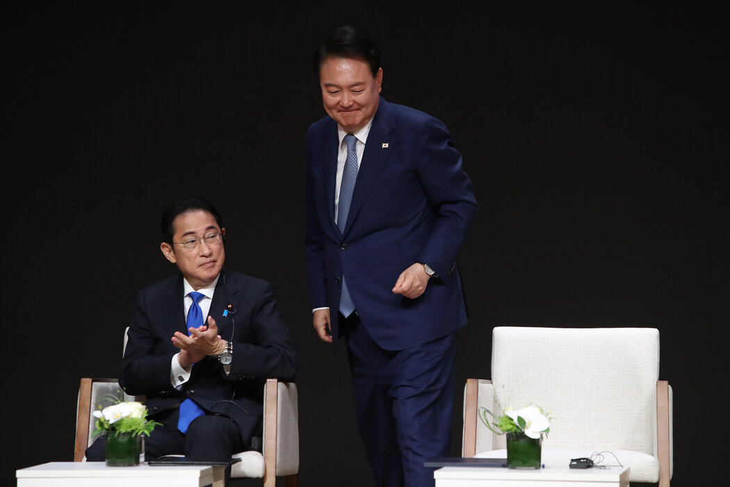日本首相岸田文雄和韓國總統尹錫悅在週一舉行的中日韓三國領導人會晤上。