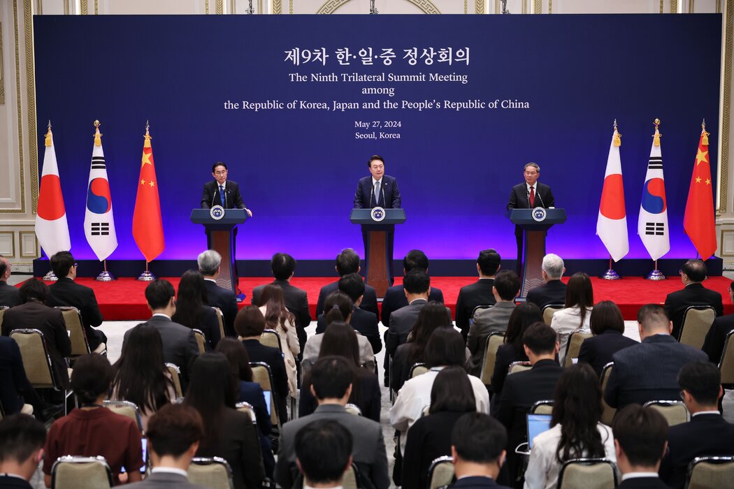 週一，韓國總統尹錫悅（中）、日本首相岸田文雄（左）和中國國務院總理李強在首爾舉行的聯合新聞發布會上。