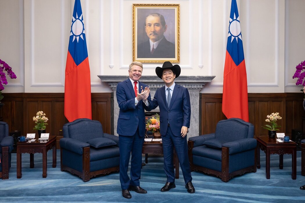 週一，台灣總統賴清德（右）在台北與得克薩斯州共和黨眾議員麥可·麥考爾合影。