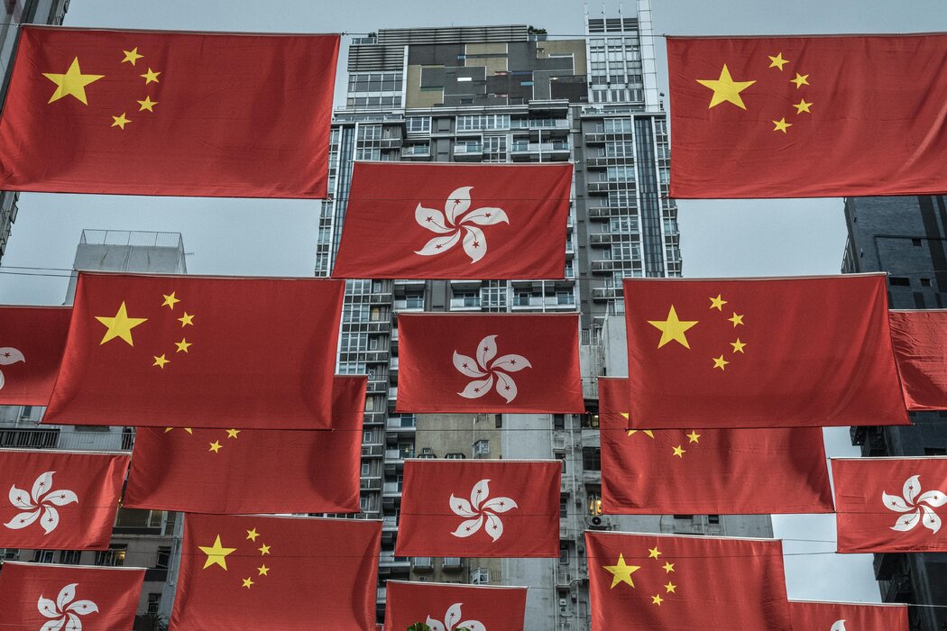 懸掛在一條購物街上的中國國旗和香港特別行政區（香港的正式名稱）區旗，攝於2022年。