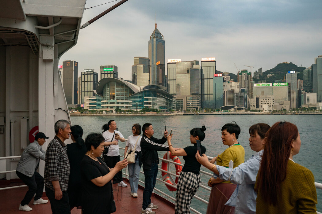 內地遊客在維多利亞港一艘用汽車渡輪改裝的船上。從很多方面來看，香港與中國大陸的差別正在變得模糊。