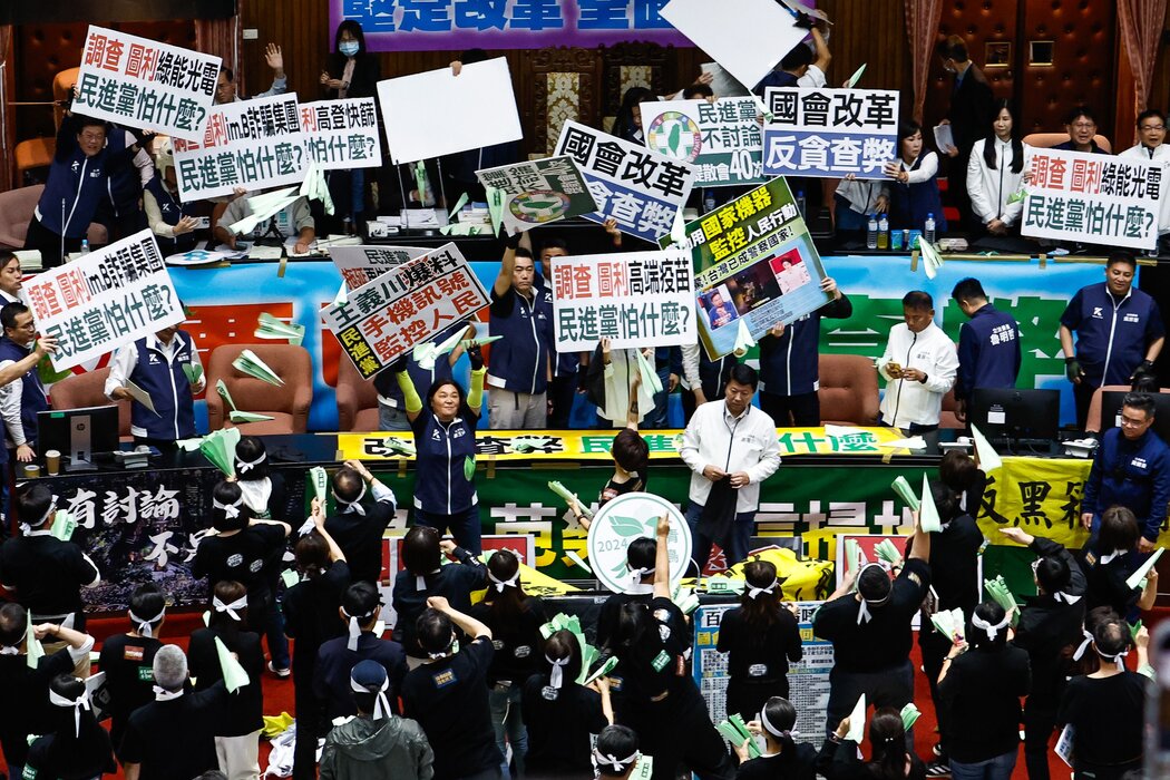 週二，在反對黨佔主導地位的立法院通過這項造成分裂的法案之前的情景。