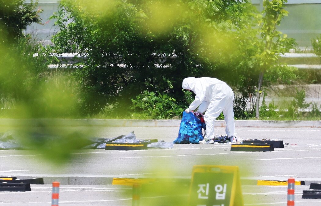 工作人員在首爾西部的一個購物中心收集朝鮮用氣球送來的垃圾。