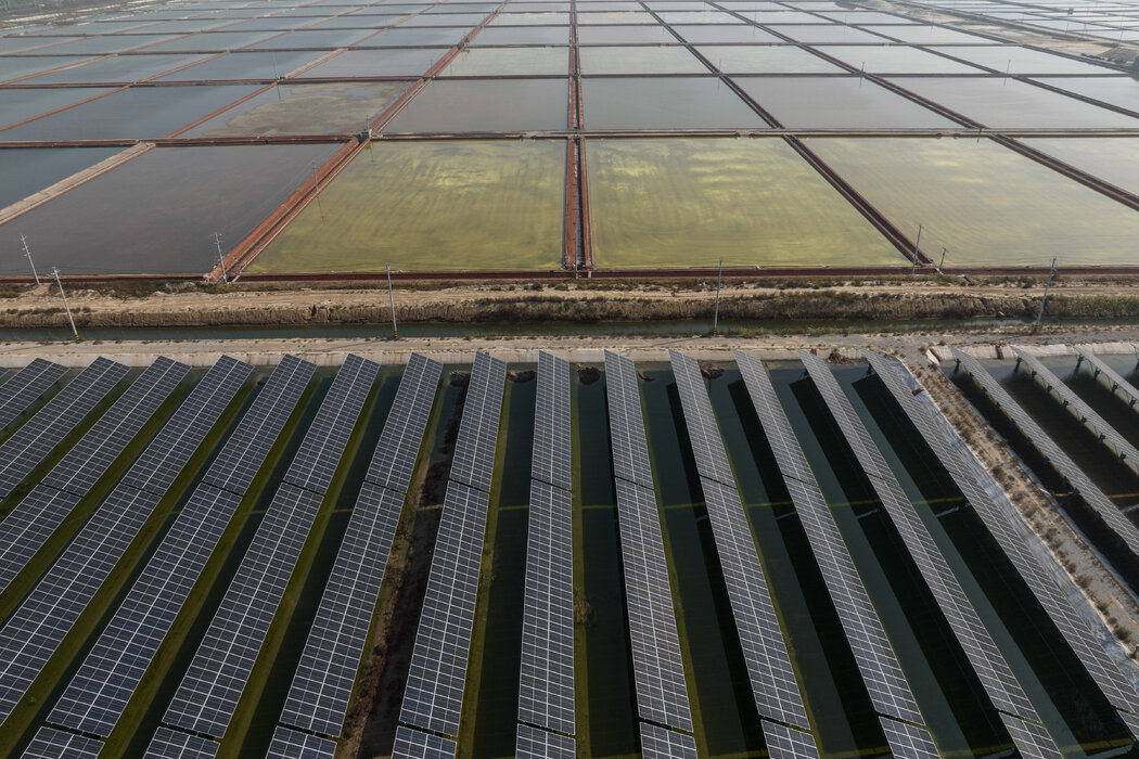 中國的太陽能發電場。北京和華盛頓的政府已經投入巨資發展替代能源產業。