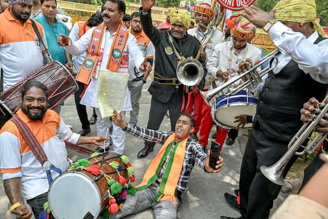 BJP支持者在看到早期選舉結果後在黨總部外慶祝。莫迪稱這次選舉是「民主的慶典」。