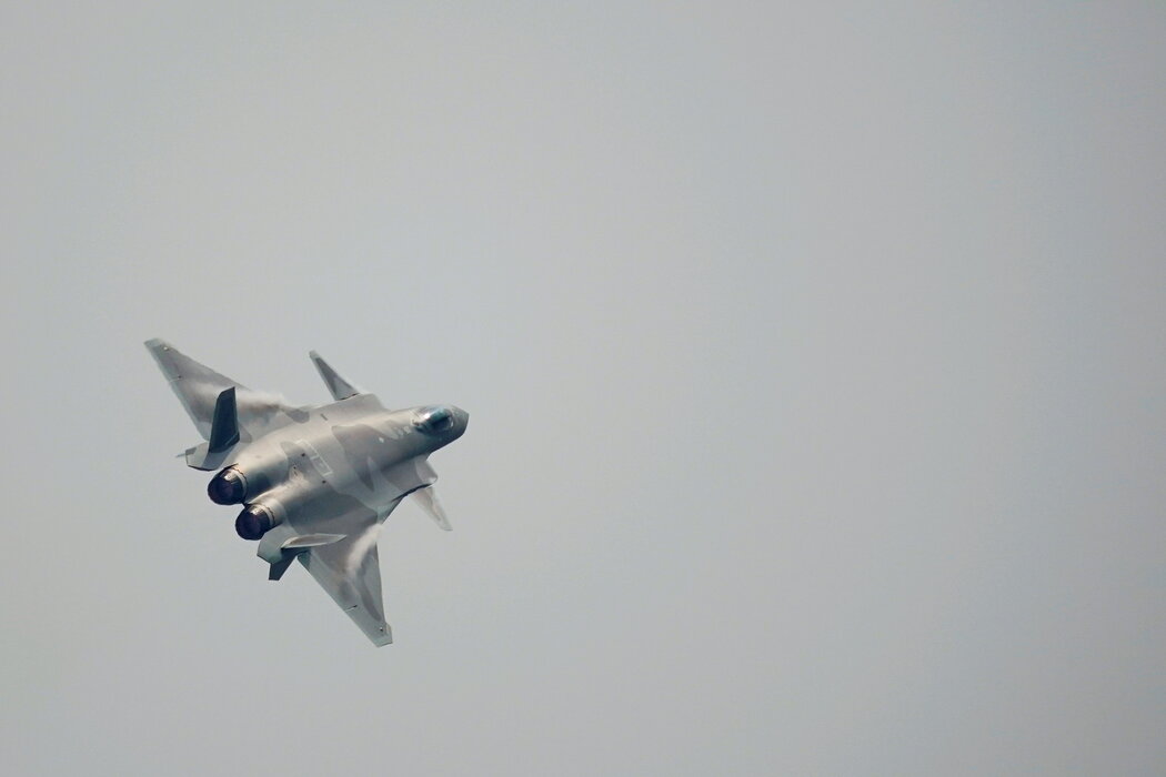 中國的殲-20隱形戰鬥機，攝於2021年。西方情報官員稱，中國已加大力度招募西方飛行員為中國軍隊做培訓。