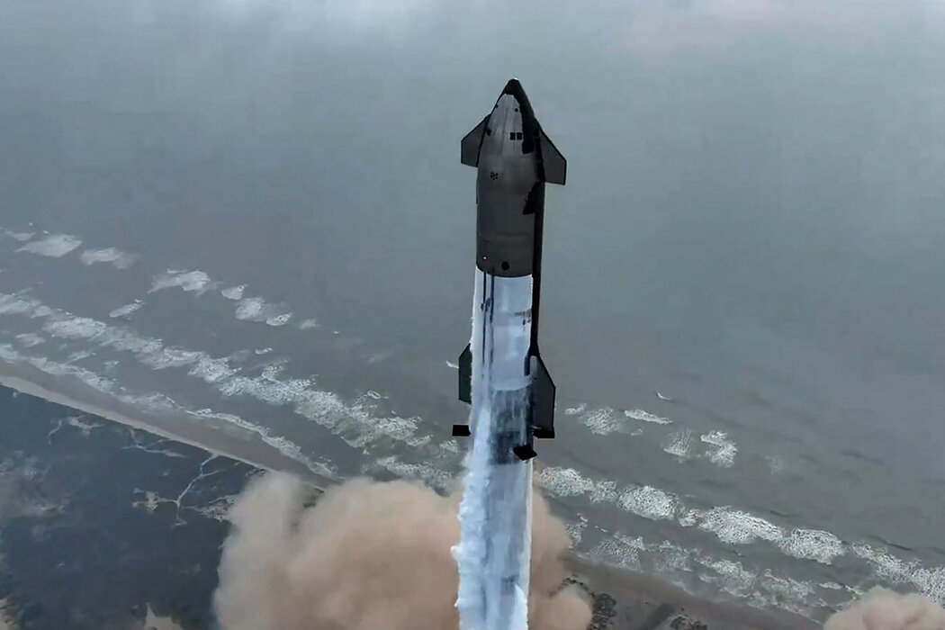 這張來自SpaceX直播的截屏顯示，SpaceX星艦於2024年6月6日從美國德克薩斯州博卡奇卡的星際基地發射升空，進行了其第四次試飛。