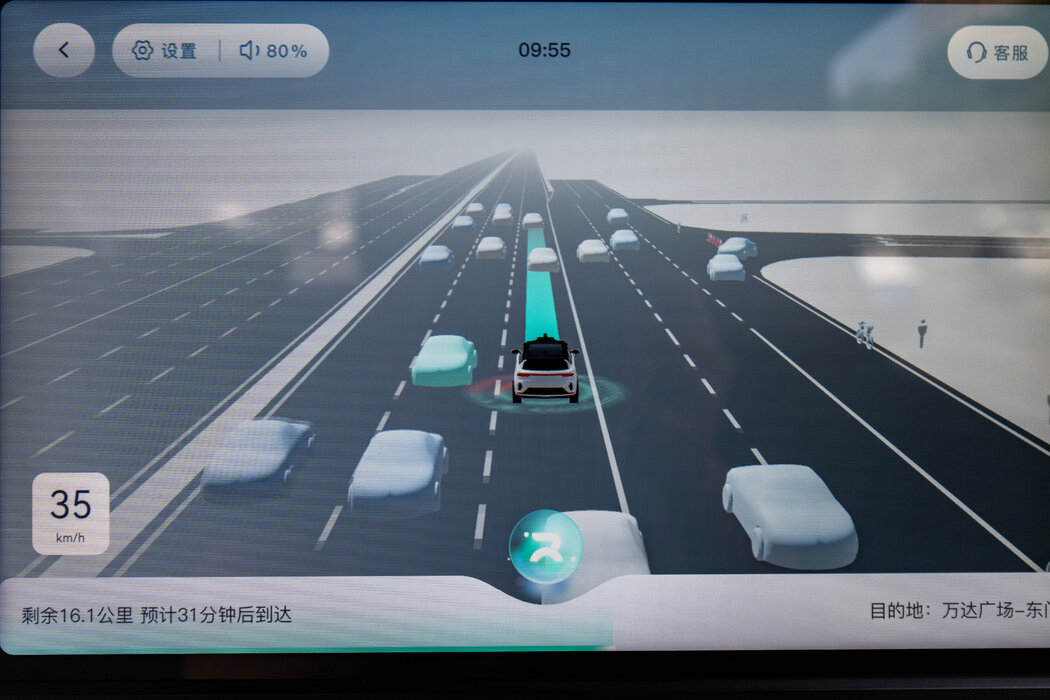 百度無人駕駛計程車的螢幕顯示車輛周圍的環境。