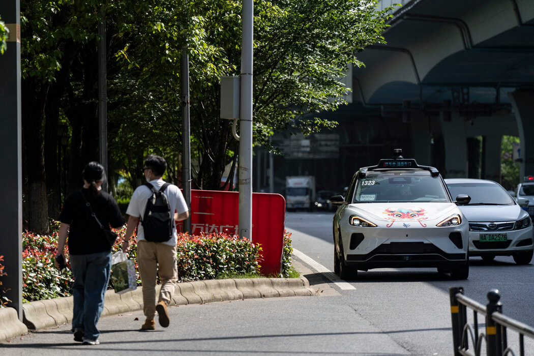 在中國,至少有16個城市允許公司在公共道路上測試機器人計程車。