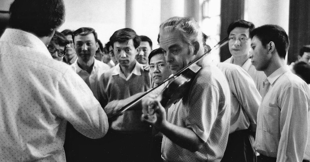 1973年訪華期間，卡羅爾與中國中央樂團的小提琴手在一起。