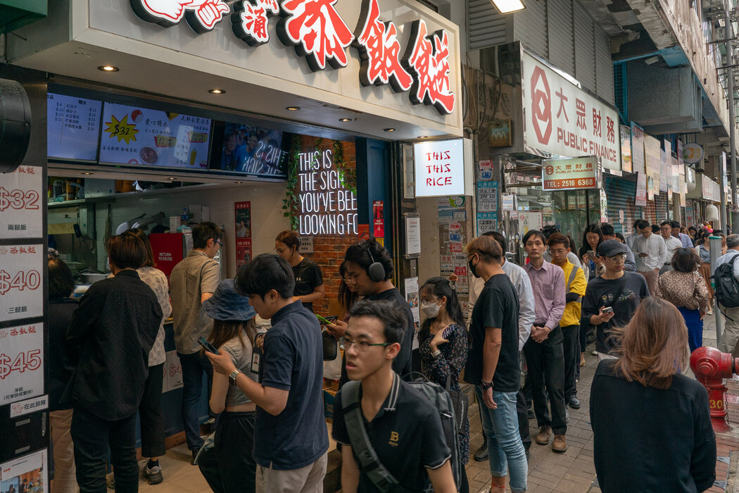 在香港太古城附近，人們在午餐時間排隊購買兩菜一湯的米飯。如今，最受歡迎的是那些提供既便宜又豐富菜肴的餐館。
