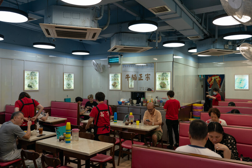 光顧富景清香面家的顧客，這家老牌香港餐館的廚師會在櫥窗後面燉牛腩。