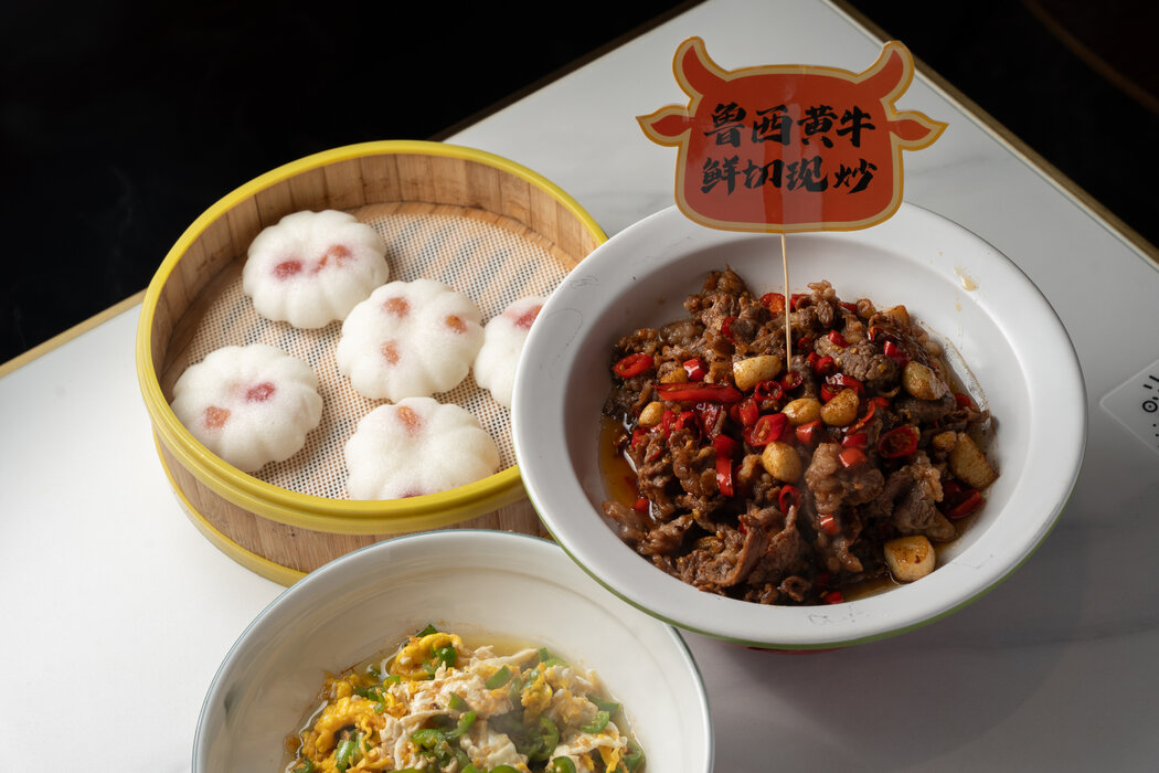 回家湘的鮮炒黃牛肉、外婆炒蛋和藍莓米粑粑。