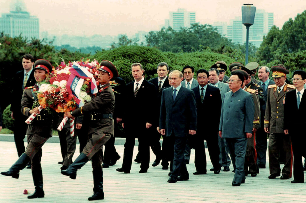 俄羅斯總統普丁上一次於2000年訪問朝鮮。普丁總統與當時的朝鮮領導人金正日合影。照片由朝鮮政府提供。